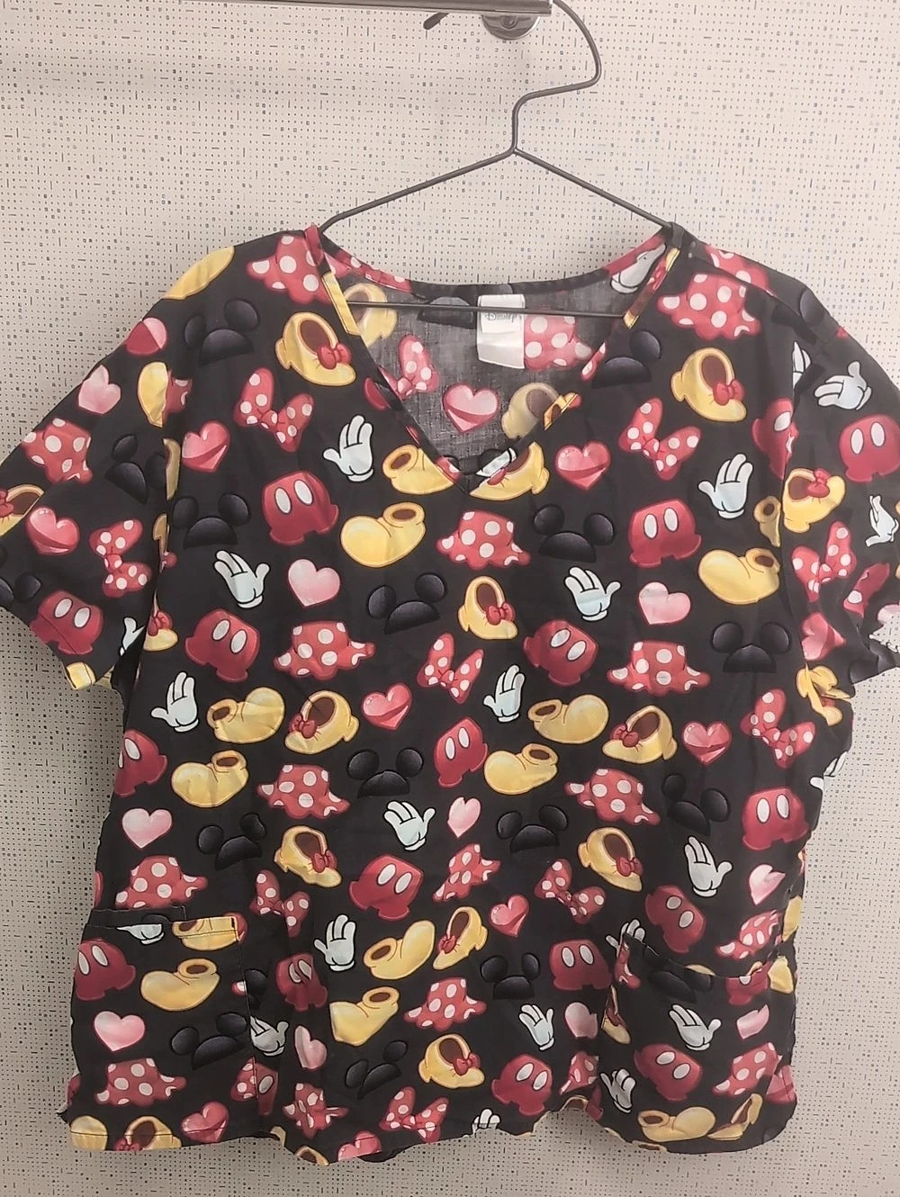 Disney Short Sleeve Minnie Mouse Print Scrub Top in Black & Red